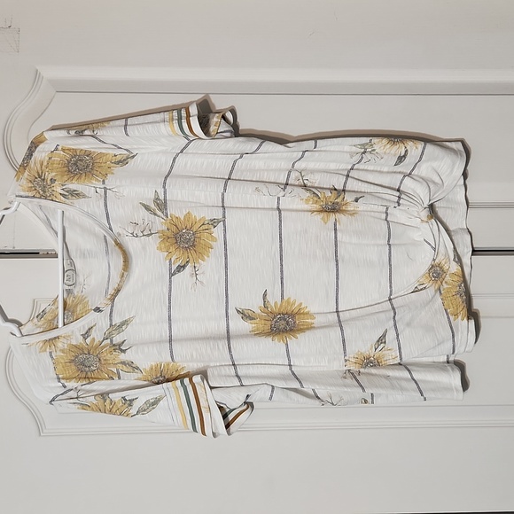 Cute summer top with front knot - Picture 1 of 2